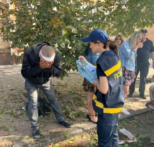 An emergency psychologist helps an injured man at a site of a Russian missile strike, amid Russia's attack on Ukraine, in Kryvyi Rih, Dnipropetrovsk region, Ukraine September 8, 2023. Press service of the State Emergency Service of Ukraine/Handout via REUTERS ATTENTION EDITORS - THIS IMAGE HAS BEEN SUPPLIED BY A THIRD PARTY.