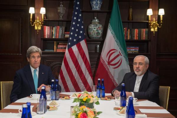 US Secretary of State John Kerry (L) meets with Iran's Foreign Minister Mohammad Javad Zarif on April 22, 2016 in New York. 