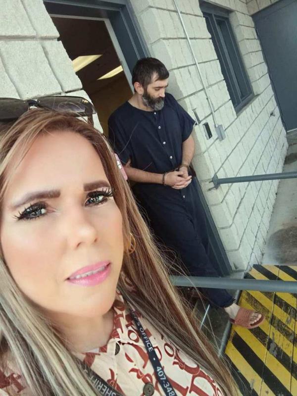 Nirva Rodríguez, the executive director of the Osceola County Sheriff’s Office, posted a selfie of her with prime suspect Stephan Sterns arrested in the background.