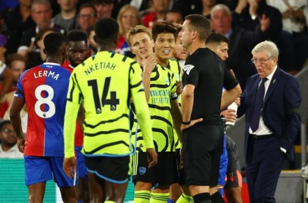 Takehiro Tomiyasu sent off for Arsenal