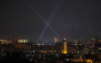 Ukrainian service perso<em></em>nnel use searchlights as they look for dro<em></em>nes in the sky over the city during a Russian drone strike, amid Russia's attack in Kyiv