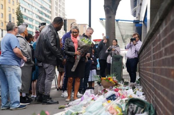 RETRANSMITTED WITH CORRECT CAPTION People arrive to lay flowers at the scene in Croydon, south London, wher<em></em>e 15-year-old Elianne Andam was stabbed to death on Wednesday morning. Picture date: Thursday September 28, 2023. PA Photo. A 17-year-old boy, who knew the victim, was arrested just over an hour after the attack which took place on busy Wellesley Road at around 8.30am. See PA story POLICE Croydon. Photo credit should read: James Manning/PA Wire