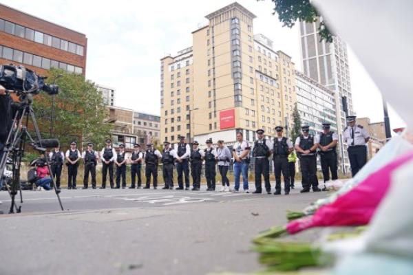 Police officers observe a minute's silence after laying flowers at the scene in Croydon, south London, wher<em></em>e 15-year-old Elianne Andam was stabbed to death on Wednesday morning. Picture date: Thursday September 28, 2023. PA Photo. A 17-year-old boy, who knew the victim, was arrested just over an hour after the attack which took place on busy Wellesley Road at around 8.30am. See PA story POLICE Croydon. Photo credit should read: James Manning/PA Wire