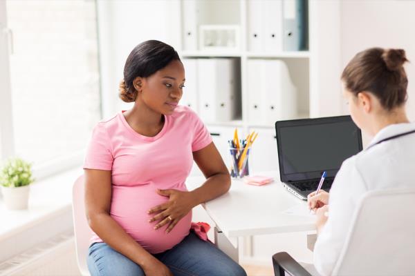 pregnant woman sitting and co<em></em>nsulting doctor