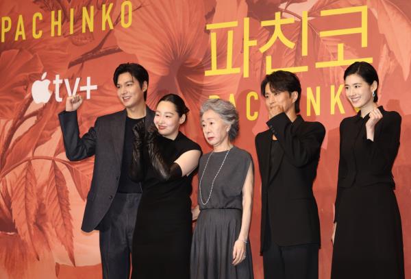 From left: The cast of Apple TV+’s Korean original series “Pachinko” Lee Min-ho, Kim Min-ha, Youn Yuh-jung, Kim Sung-kyu and Jung Eun-chae pose for a photo during a press co<em></em>nference held at Interco<em></em>ntinental Grand Parnas, Seoul, Friday. (Yonhap)