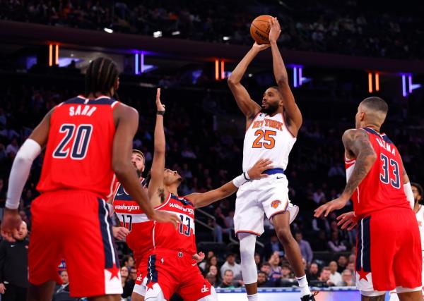 Knicks forward Mikal Bridges (25) shoots over Washington Wizards defenders