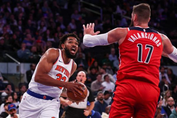 nicks center Karl-Anthony Towns (32) drives to the basket against Washington Wizards center Jo<em></em>nas Valanciunas