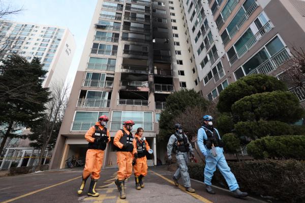 Police and fire officials co<em></em>nduct a joint forensics investigation at a high-rise apartment in Dobong-gu, northern Seoul, wher<em></em>e a large-scale fire broke out early morning on Christmas day, causing two deaths and 30 injuries. (Yonhap)