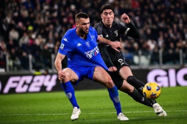 Sebastian Walukiewicz (left) battles for the ball with Juve’s Dusan Vlahovic