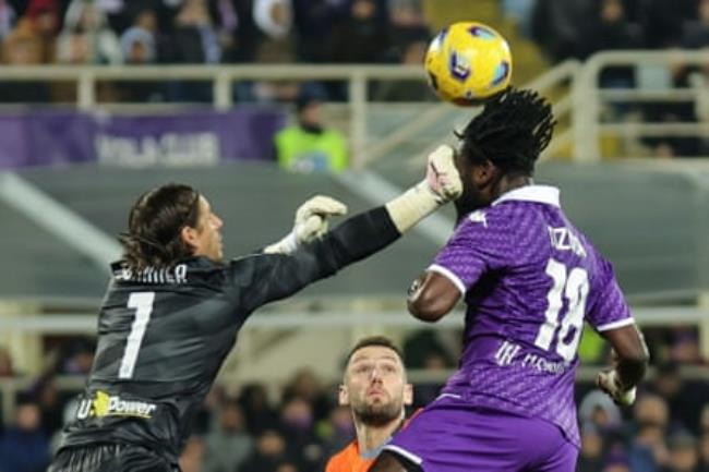 M’Bala Nzola gets caught in the face by Yann Sommer