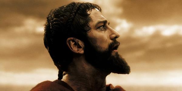 Gerard Butler looking to the sky as King Leo<em></em>nidas in 300