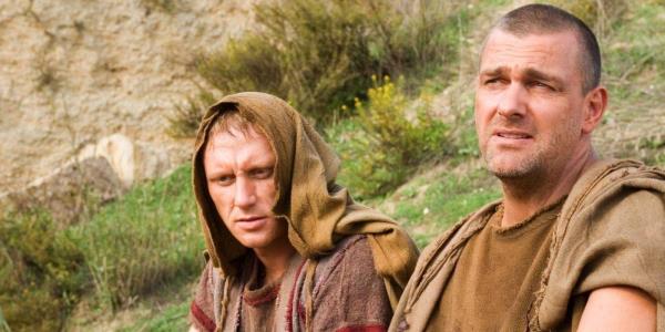 Kevin McKidd as Lucius Vorenus and Ray Stevenson as Titus Pullo sitting together in Rome.