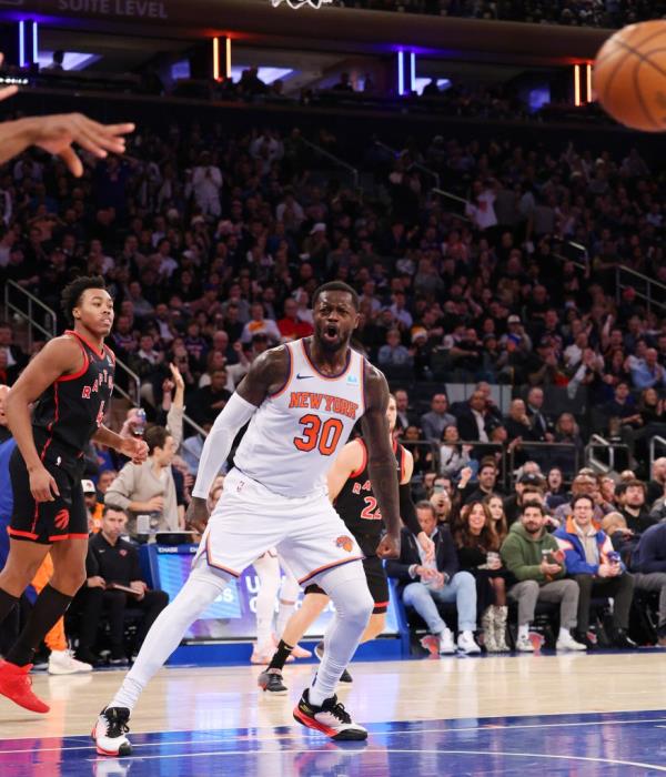 Knicks forward Julius Randle (30) complains a<em></em>bout a call during the second half