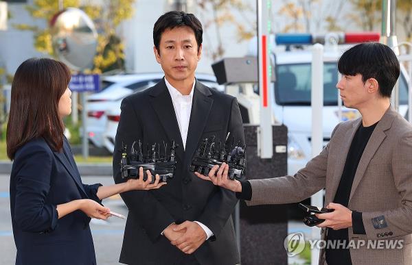 Actor Lee Sun-kyun (C) arrives at No<em></em>nhyeon Police Station in Incheon, west of Seoul, in this file photo from Oct. 28, 2023, to undergo questio<em></em>ning over his suspected drug use. (Yonhap)